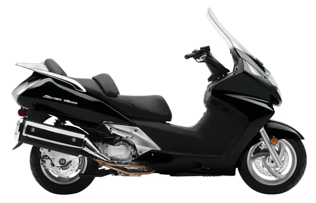 Czarny skuter Honda Silver Wing 600 z chromowanymi detalami i dużą szybą.