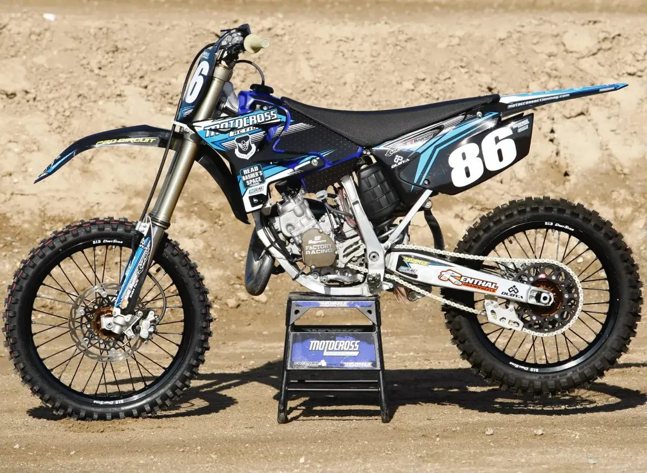Motocykl Yamaha YZ 125 w niebiesko-czarnych barwach z numerem 86. Ten model, choć nie ma koni mechanicznych w sensie dosłownym, to jego moc jest legendarna w świecie motocrossu.