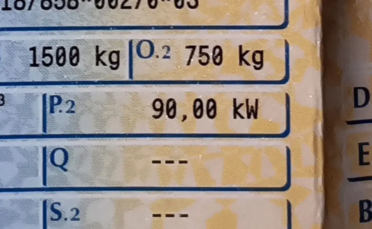 Dane pojazdu: masa 1500 kg, moc 90 kW. To skrót do informacji o konie mechaniczne.