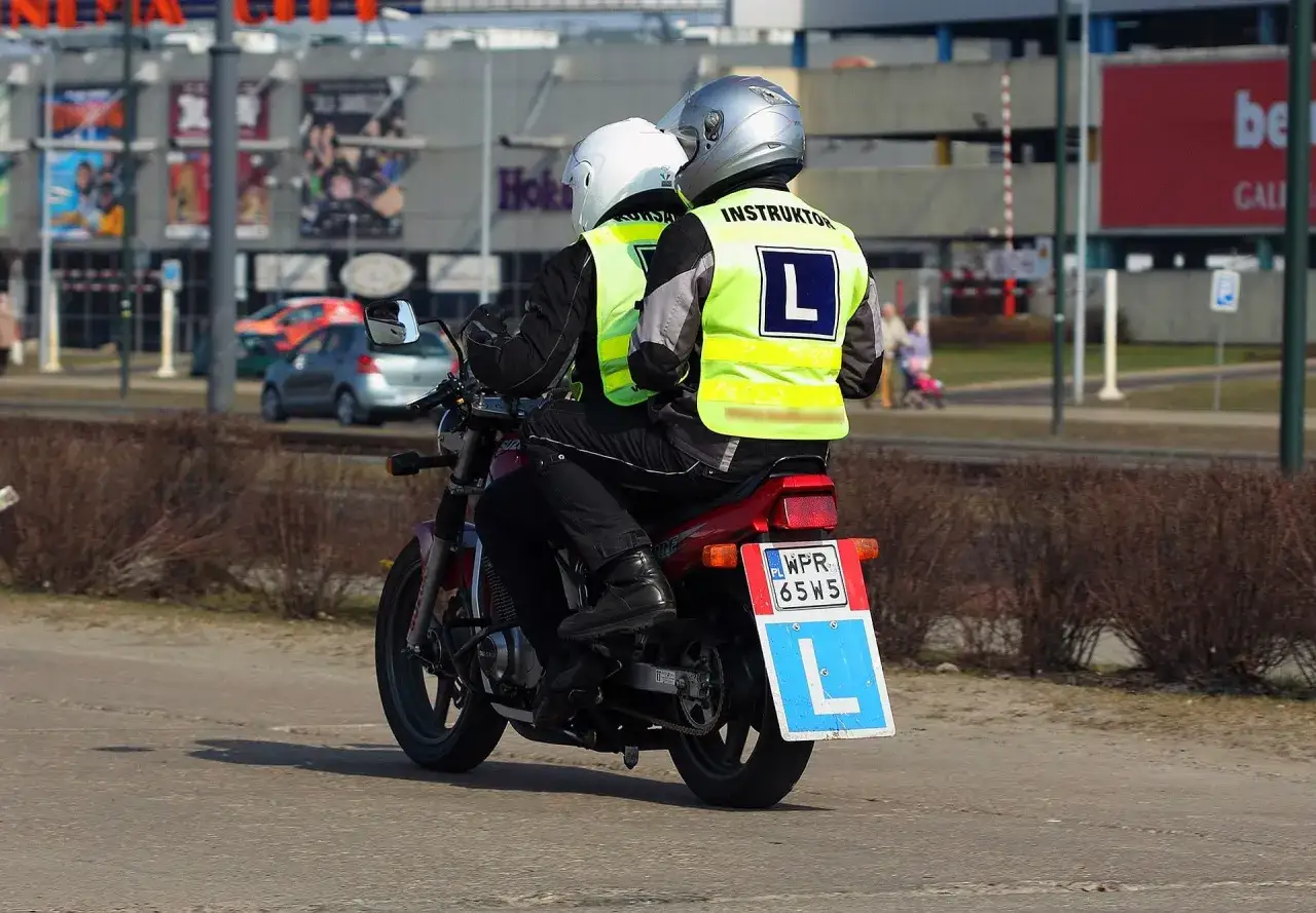 Instruktor motocyklowy z literą