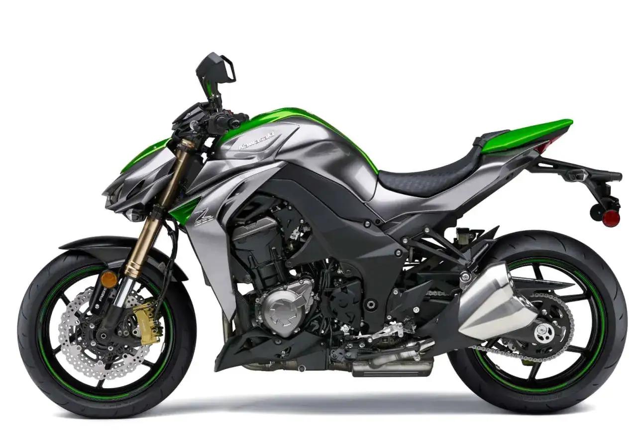 Srebrno-zielony Kawasaki Z1000, sportowy motocykl z ostrymi liniami i mocnym silnikiem, gotowy na drogę.