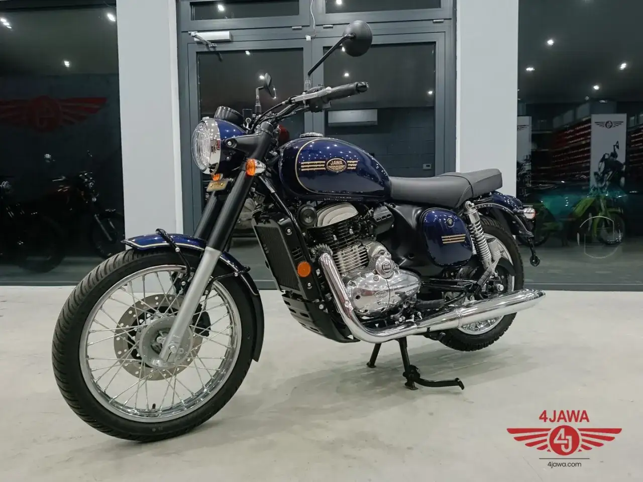 Nowa Jawa w salonie. Gdzie kupić ten klasyczny motocykl? Stylowy, granatowy, gotowy do jazdy.