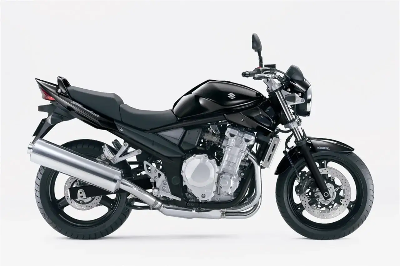 Czarny motocykl Suzuki Bandit 600, z widocznym silnikiem i wydechem. Idealny do miasta i na trasę, sprawdź suzuki bandit 600 dane techniczne.