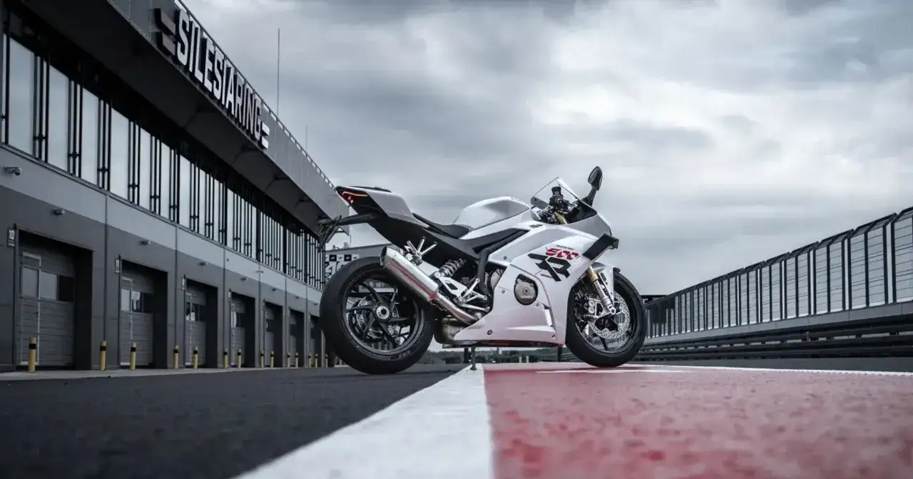 Biały, sportowy motocykl z napisem 
