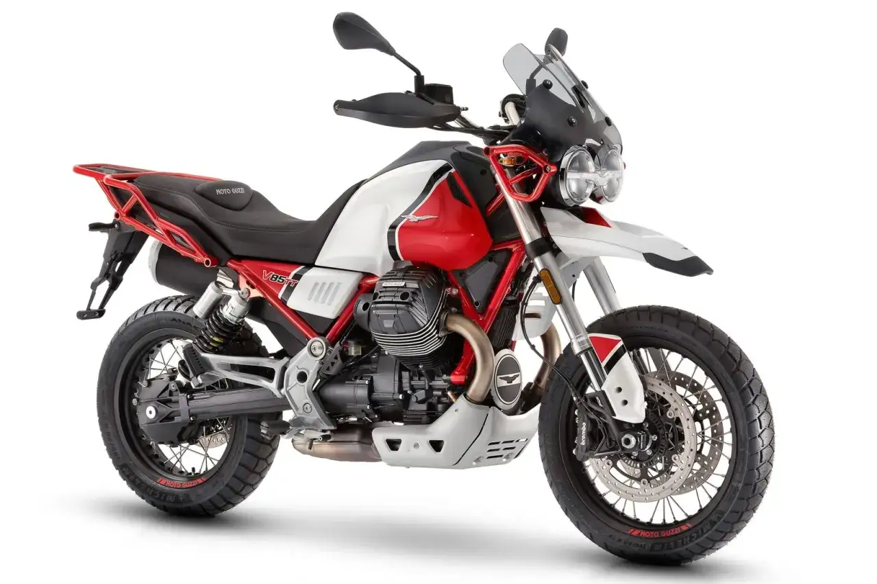 Stylowy motocykl Moto Guzzi V85 TT w biało-czerwonych barwach, gotowy na przygodę.