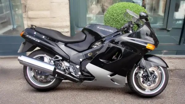 Kawasaki ZZR 1100 - Czy warto kupić? Wersje, jazda, usterki