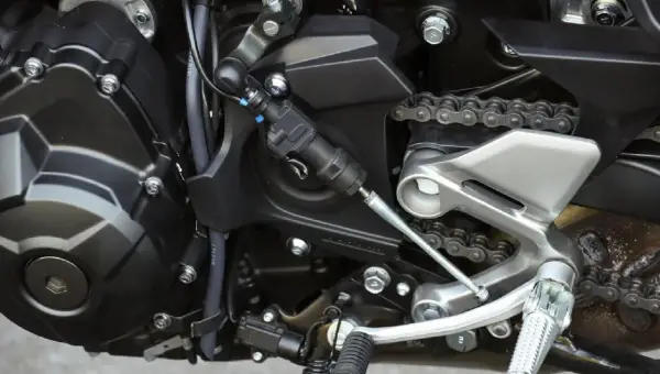 Quickshifter w motocyklu - jak działa i czy warto?