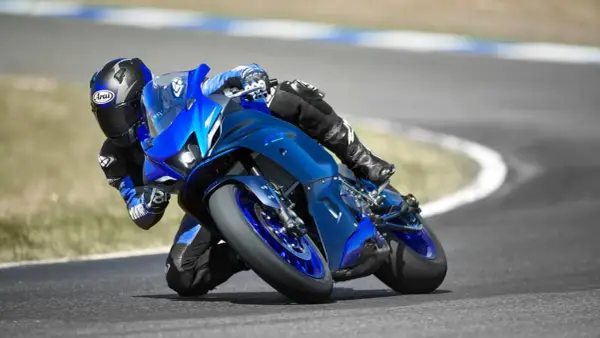 Yamaha R7 - Dane techniczne i prawdziwy charakter. Czy warto?