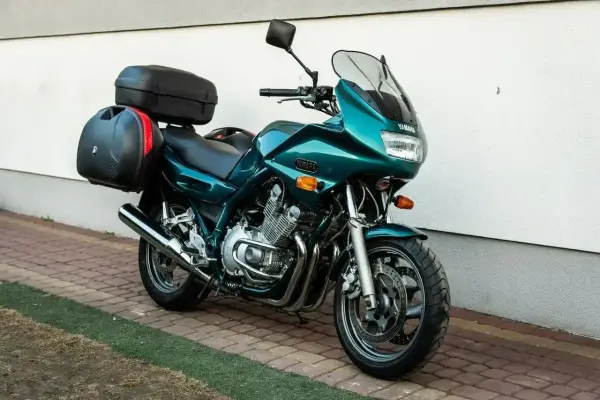 Yamaha XJ 900 - klasyk, który kupuje się sercem, sprawdza rozumem