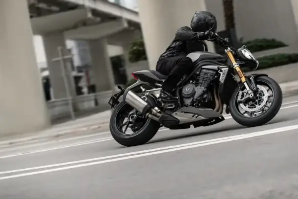 Triumph Speed Triple – czy to naked dla Ciebie? Sprawdź!