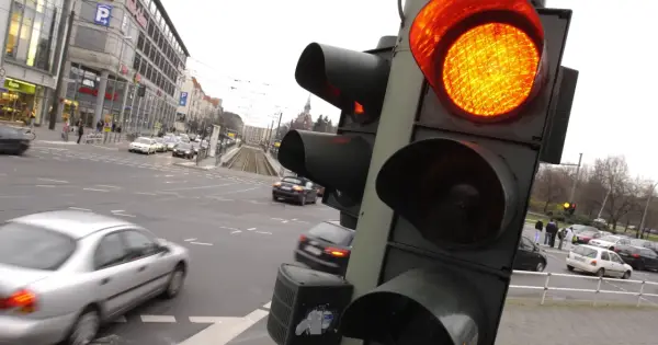 Kamery na czerwonym świetle - Sprawdź, gdzie są i uniknij mandatu