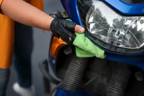 Polerowanie plastiku w motocyklu - Kiedy warto i jak to zrobić?