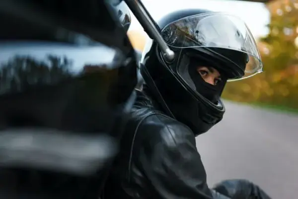 Jakie słuchawki do kasku motocyklowego wybrać, by nie żałować?