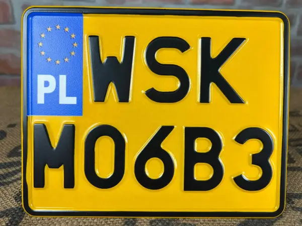 Rejestracja WSK - Żółte tablice czy zwykła? Sprawdź!