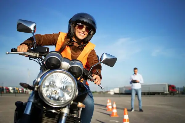 Prawo jazdy na motocykl - przewodnik po kategoriach, kosztach i egzaminie.
