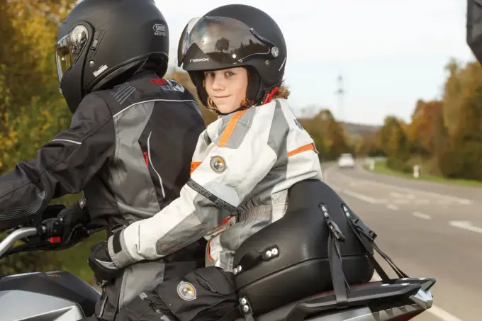 Dziecko na motocyklu - Jak wozić bezpiecznie i zgodnie z prawem?