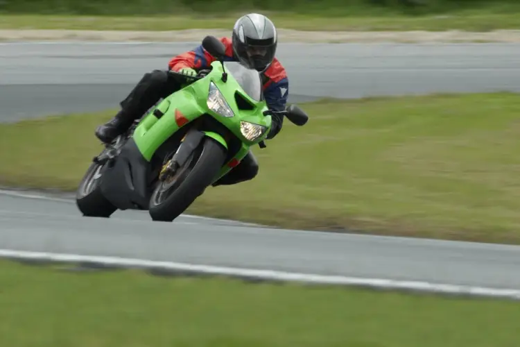 Przeciwskręt motocyklem - Jak skręcać płynnie i bezpiecznie?